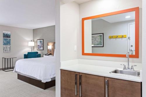 佩里佩里汉普顿酒店的酒店客房设有床和水槽