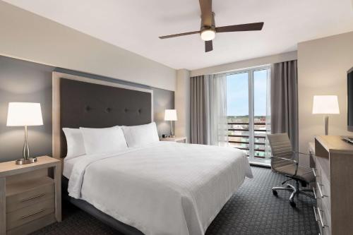 费城费城大学城惠庭套房酒店的一间设有大床和窗户的酒店客房