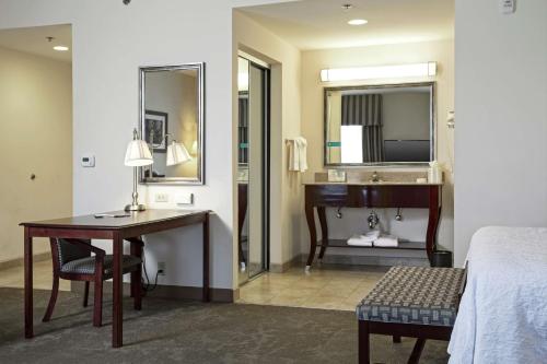普雷斯科特山谷普雷斯科特谷汉普顿酒店及套房的酒店客房设有书桌和水槽