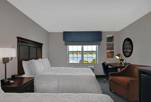 巴斯巴斯汉普顿酒店 - 缅因州宾士区的酒店的客房 - 带一张床、椅子和窗户