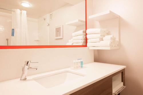潘思维尔潘尼斯威乐汉普顿旅馆的浴室配有盥洗盆、镜子和毛巾