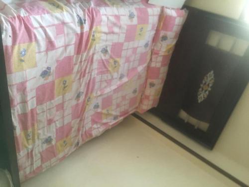 Grand M的一张带粉红色和白色床单的床