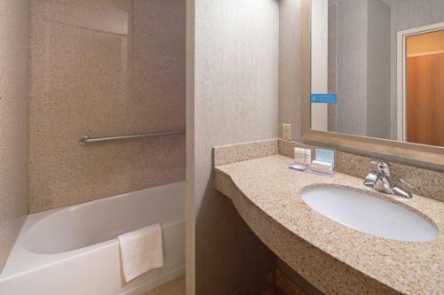 布雷默顿布雷默顿汉普顿套房酒店 的浴室配有盥洗盆和浴缸。