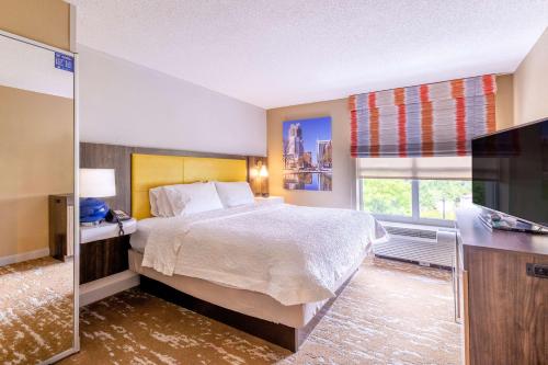 卡瑞Hampton Inn & Suites Raleigh/Cary I-40 (PNC Arena)的酒店客房设有一张床和一个大窗户