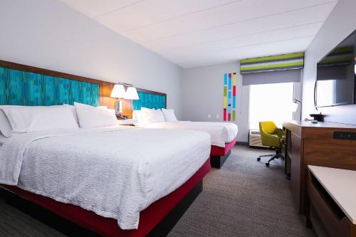 柏斯海滩里霍博斯海滩希尔顿恒庭酒店的酒店客房设有两张床和一台平面电视。