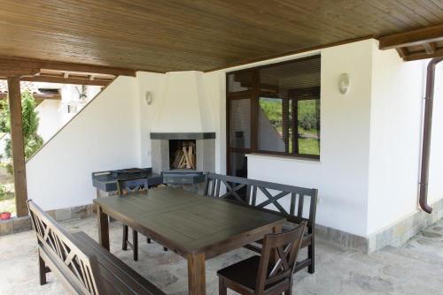 奥雷沙克KTB Manastira Holiday Village的带壁炉的庭院配有桌椅