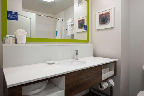 里奇菲尔德里奇菲尔德希尔顿恒庭酒店的一间带水槽和镜子的浴室