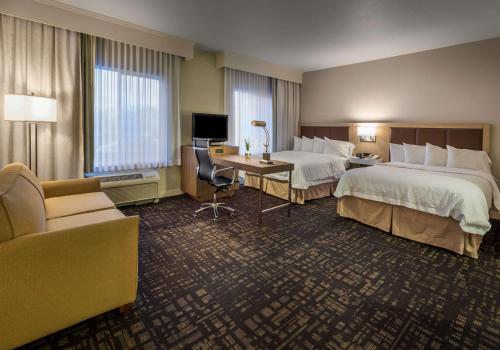 里诺里诺汉普顿酒店的酒店客房配有两张床和一张书桌
