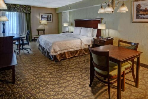 落基山落基山希尔顿恒庭酒店的配有一张床和一张书桌的酒店客房