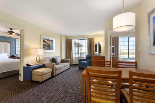 圣地亚哥圣迭戈机场自由站希尔顿惠庭套房酒店的酒店客房设有床和客厅。