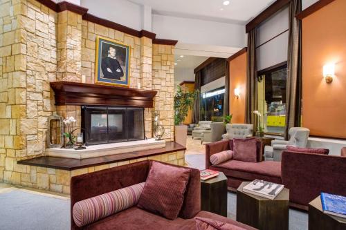 圣安东尼奥艾米丽摩根 - 希尔顿逸林酒店的客厅设有石制壁炉和沙发。