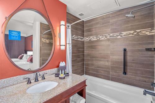 圣安东尼奥艾米丽摩根 - 希尔顿逸林酒店的一间带水槽和镜子的浴室
