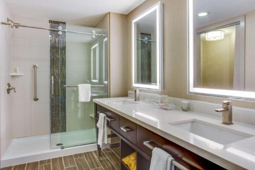 萨凡纳萨凡纳历史区霍姆/滨河伍德套房酒店的一间带两个盥洗盆和淋浴的浴室