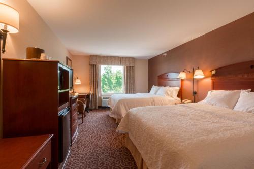 歌珊戈申汉普顿酒店的酒店客房设有两张床和一台平面电视。