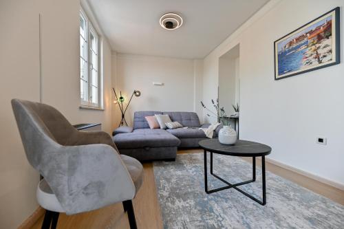扎达尔Villa Hresc M的客厅配有沙发和桌子