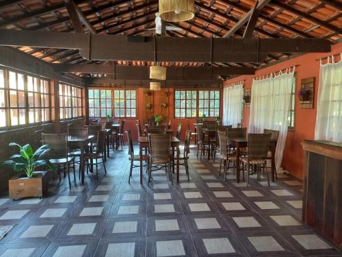 保罗工程师镇-迪弗隆廷Pousada Green Garden的用餐室设有桌椅和窗户。