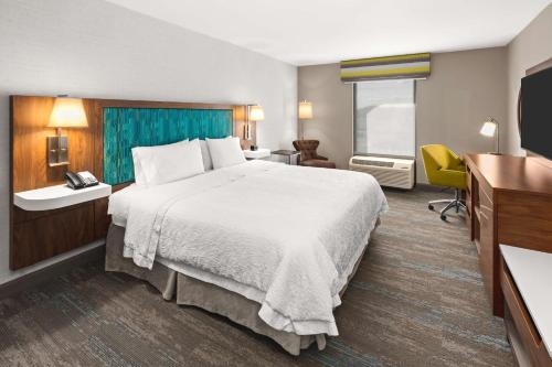 锡康克锡康克汉普顿酒店的酒店客房设有一张大床和一台电视。