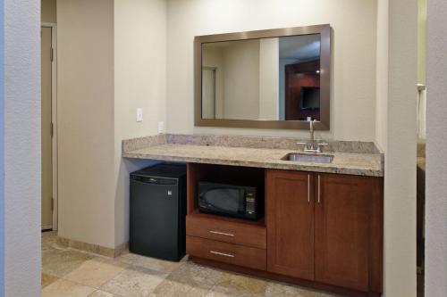 西塔科西雅图机场/28号大道汉普顿酒店及套房的一间带水槽和镜子的浴室