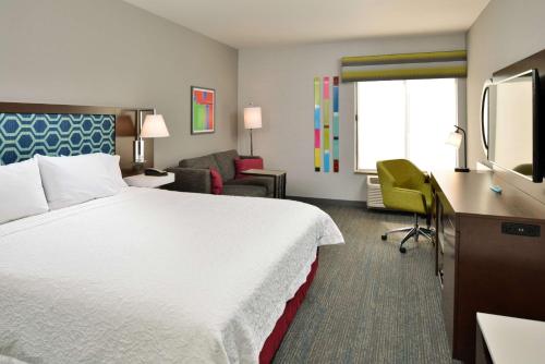达利城旧金山汉普顿旅馆 - 达利市的配有一张床和一张书桌的酒店客房