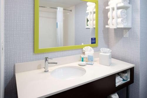 达利城旧金山汉普顿旅馆 - 达利市的一间带水槽和镜子的浴室