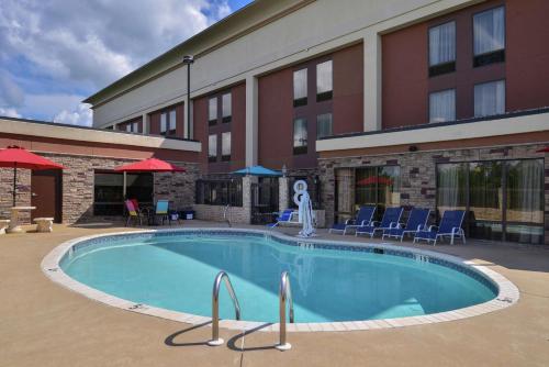 南希尔南山汉普顿酒店的酒店前方的大型游泳池