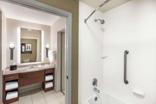 什里夫波特什里夫波特希尔顿霍姆伍德套房酒店的带淋浴和盥洗盆的浴室