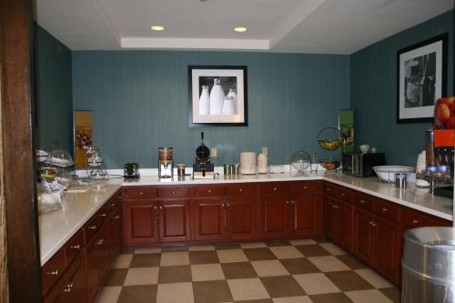 什里夫波特什里夫波特机场汉普顿旅馆的厨房配有棕色橱柜和蓝色的墙壁