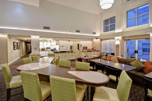 米德瓦尔盐湖城米德维勒/桑迪希尔顿惠庭套房酒店的一个带桌椅的大客厅