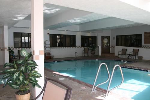 雷顿盐湖城莱顿汉普顿酒店的一座大型游泳池,四周摆放着椅子