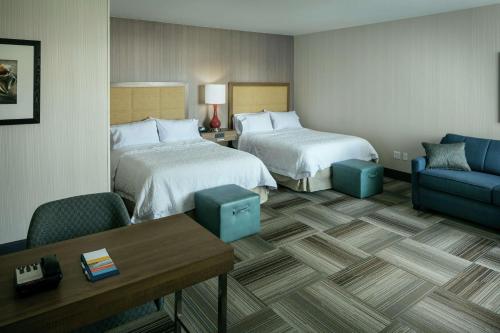 阿罗约格兰德阿罗格朗德汉普顿套房旅馆 的酒店客房,设有两张床和一张沙发