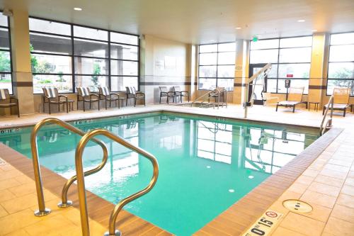 萨利纳斯萨利纳斯汉普顿旅馆及套房酒店的一座配有桌椅的酒店游泳池
