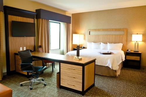 萨利纳斯萨利纳斯汉普顿旅馆及套房酒店的酒店客房配有一张床、一张书桌