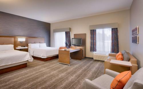 肖洛肖洛市派恩托普汉普顿套房酒店的酒店客房设有两张床和电视。