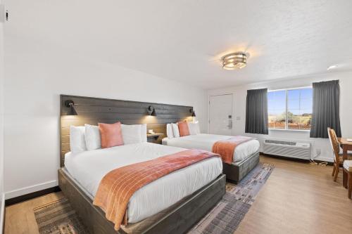 托里布罗肯马刺酒店及牛排餐厅的酒店客房设有两张床和窗户。