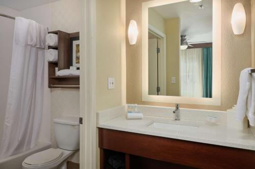 萨拉索塔萨拉索塔希尔顿惠庭套房酒店的一间带水槽、卫生间和镜子的浴室