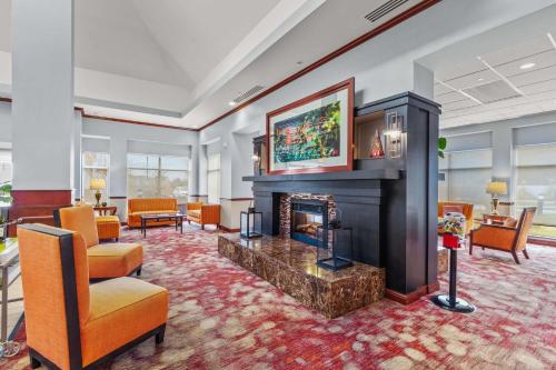 斯塔克维尔斯塔克维尔希尔顿花园旅馆的客厅设有壁炉和橙色椅子