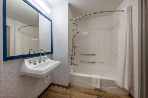 圣罗伯圣罗伯特汉普顿酒店的白色的浴室设有水槽和淋浴。