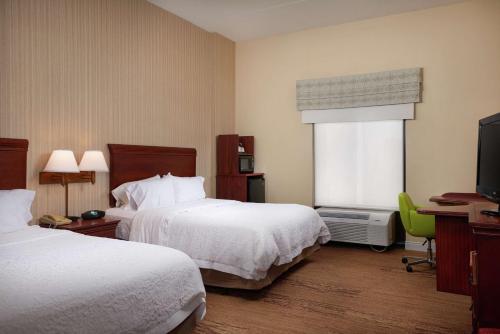 Shrewsbury什鲁斯伯里恒庭酒店的酒店客房设有两张床和电视。