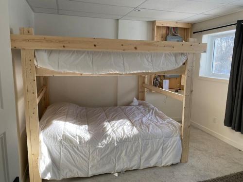 蒙洛里耶Chalet avec Spa Baskatong的一间卧室配有双层床