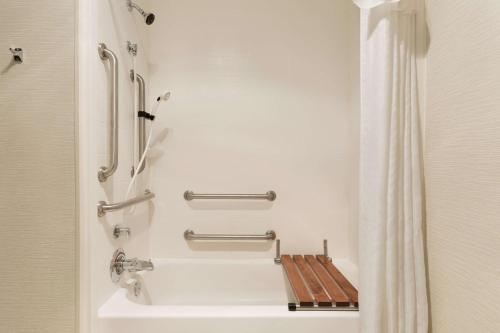 莫米托莱多 - 莫米希尔顿惠庭套房酒店的带淋浴和卫生间的浴室。