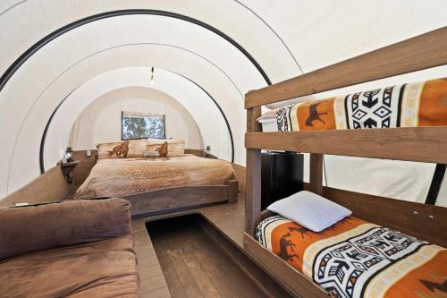托里布罗肯马刺酒店及牛排餐厅的带拱形天花板的客房内的两张双层床