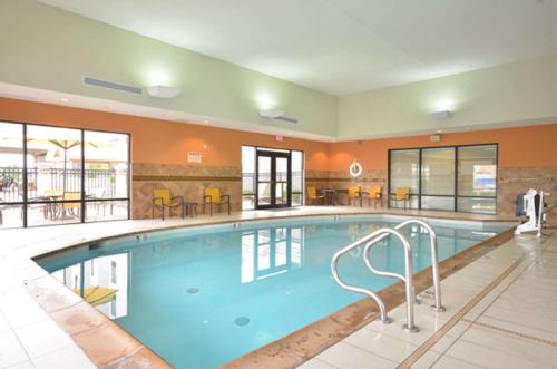 卡图萨塔尔萨/卡图萨汉普顿酒店及套房的在酒店房间的一个大型游泳池