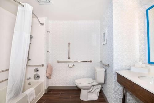 土桑汉普顿图森机场酒店的浴室配有卫生间、淋浴和盥洗盆。