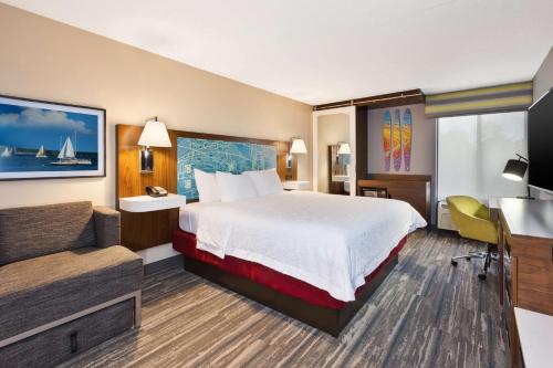 特拉弗斯城特拉弗斯城汉普顿旅馆的配有一张床和一张书桌的酒店客房