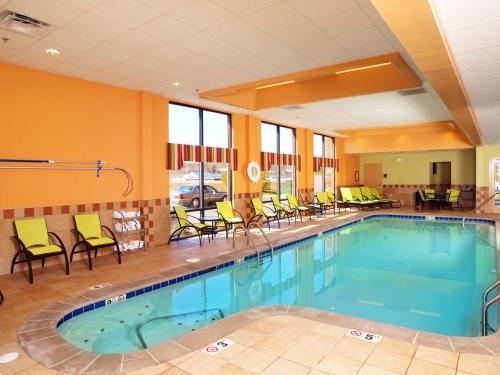 诺克斯维尔汉普顿旅馆及套房-诺克斯维尔/北 I-75的游泳池位于酒店客房内,配有桌椅