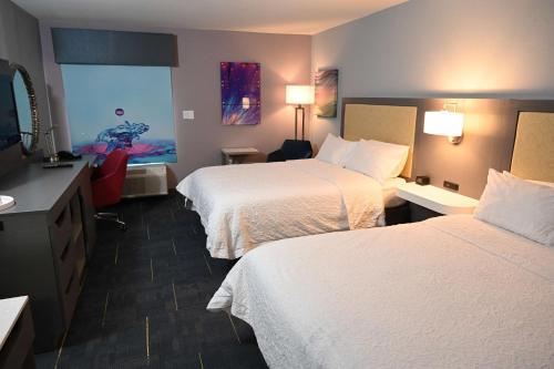 莱克帕克瓦尔多斯塔/莱克帕克区希尔顿恒庭酒店的酒店客房设有两张床和一台平面电视。