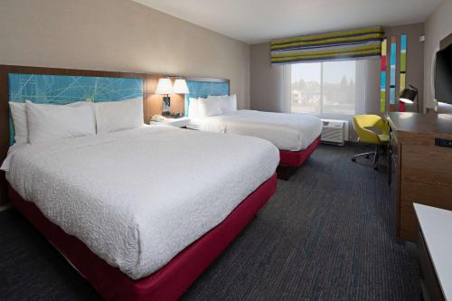 维塞利亚维萨利亚希尔顿恒庭酒店的酒店客房配有两张床和一张书桌