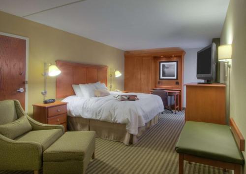 惠灵惠灵汉普顿酒店的酒店客房,配有床和电视