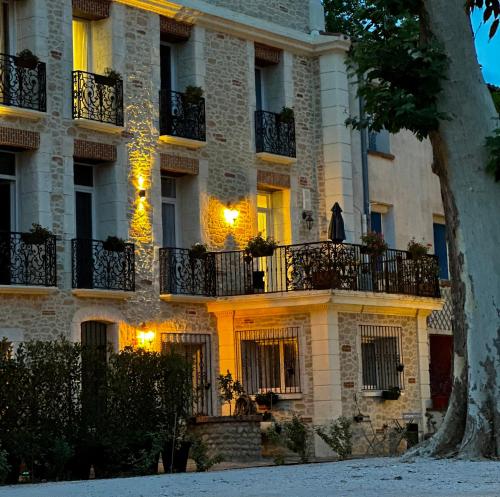 佩皮尼昂Appart Hotel Spa Perpignan的一座建筑的侧面有灯