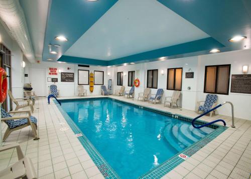 米西索加多伦多密西沙加西汉普顿酒店的蓝色水和椅子的酒店游泳池
